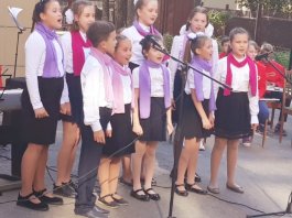 Ученики школы дали концерт на открытом воздухе