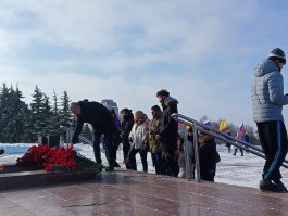  23 февраля состоялось возложение цветов в мемориальном парке «Победа» около Вечного огня. 