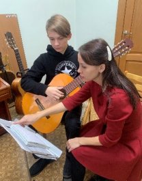 В ЧДМШ №1 им. С.М. Максимова состоялся мастер-класс преподавателя по классу гитары Муравьевой К.С.