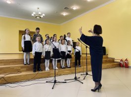 В Большом зале нашей школы состоялась «Творческая встреча хоровых коллективов школы с участниками Клуба бардовской песни «Живая струна». 