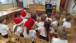 В МБДОУ  «Детский сад №13» состоялось прослушивание онлайн-концерта «Здравствуй ёлка, Новый год!».