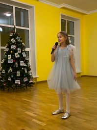 В завершении 2023 года в ЧДМШ №1 им. С.М. Максимова состоялся вокальный концерт «Новогодняя открытка».