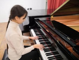 В Чебоксарской детской музыкальной школе №1 им. С.М. Максимова состоялся концерт учащихся преподавателя фортепианного отделения И.В. Ткаленко.  