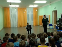 11 декабря преподаватели ЧДМШ №1 им. С. М. Максимова отправились вместе с учениками в детский сад №49 с концертной программой