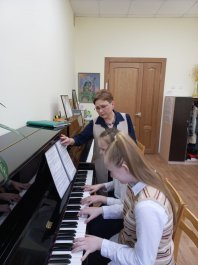 20 апреля 2022 года в Чебоксарской детской музыкальной школе №1 им.С.М. Максимова прошли занятия с обучающимися интенсивной профильной смены «Музыкально-инструментальное исполнительство. Фортепиано».