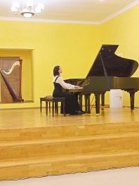 Выпускники подарили школе концерт фортепианной музыки
