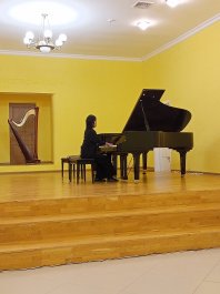 Выпускники подарили школе концерт фортепианной музыки