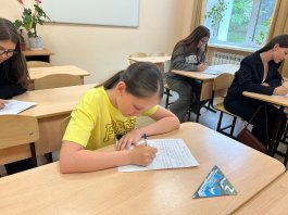 Юные пианисты МБУДО ЧДМШ №1 им. С.М. Максимова поздравили участников СВО с Днем России!