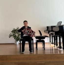 10 сентября в Чебоксарской детской музыкальной школе №1 им. С.М. Максимова прошел школьный конкурс юных исполнителей на народных инструментах «Мои музыкальные каникулы».