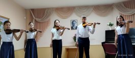 Яркое выступление ансамбля скрипачей в литературном музее.